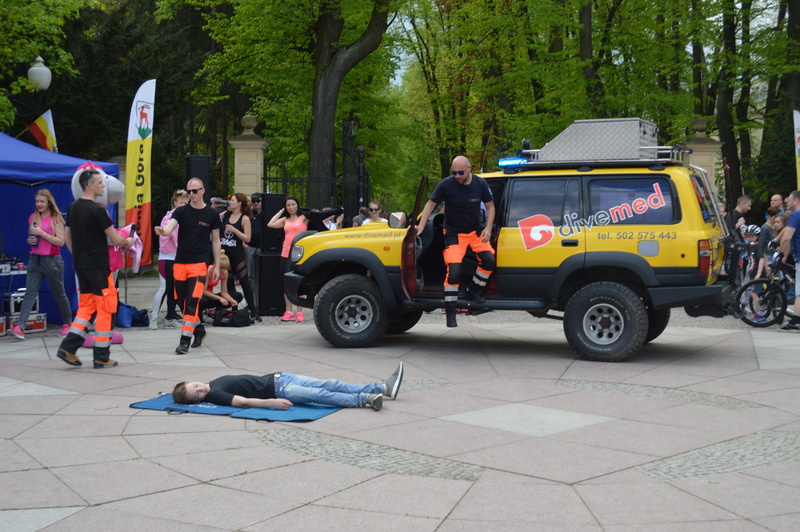 first aid kit, men, real people, tree, full length, group of people, transportation, help, medical, mode of transportation, rescue, people, the ambulance