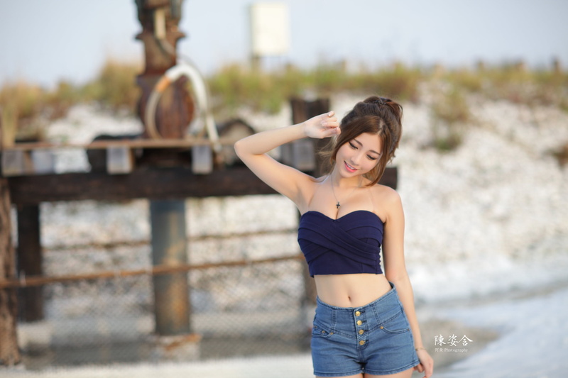 smiling, bare shoulders, 2K, women, Asian, women outdoors, outdoors, necklace, cleavage, model, brunette, Karry Chen, belly, jean shorts, depth of field