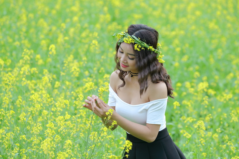 one person, 5K, dress, flowering plant, young women, flower reform, fashion, asia, land, beautiful woman, standing, adult, woman, nature, hairstyle, flower