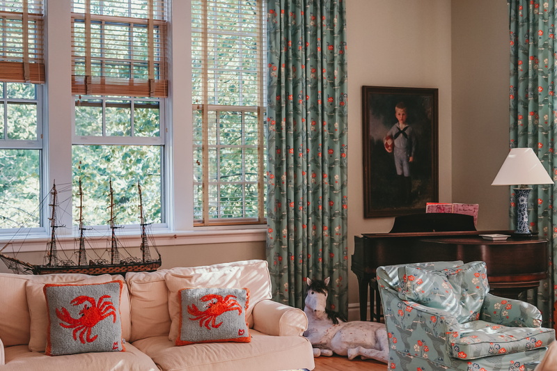 floral pattern, interior design, living room, day, lifestyles, pillow, table, bedroom, adult, coffee table, domestic room, one person, pattern, throw, home decor