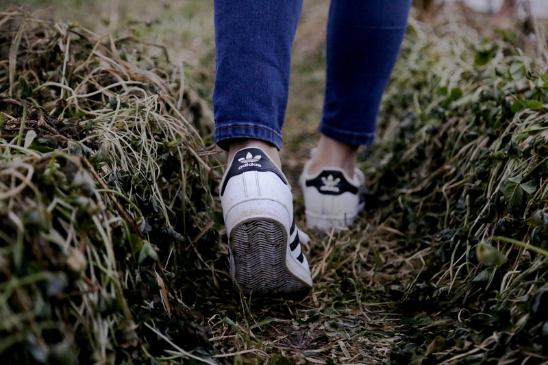 land, sneaker, striped, jeans, body part, nature, tread, plant, dirt, stripe, lifestyles, woman, casual clothing, train, day, 5K, black, soil, human limb