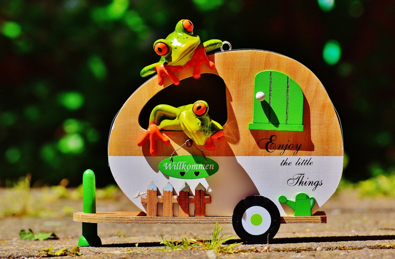 day, green, frogs, funny, luggage, holidays, trolley, cute, beautiful, focus on foreground, travel, toy, art and craft, caravan, childhood, figure, frog