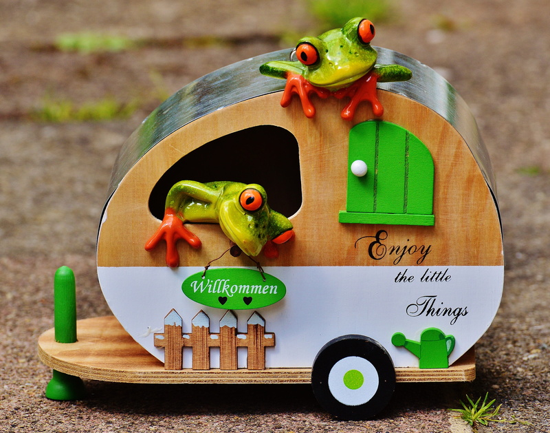 on the go, one animal, nature, invertebrate, toy, fun, 4K, holdall, beautiful, luggage, representation, green color, decoration, sweet, car, go away, cute