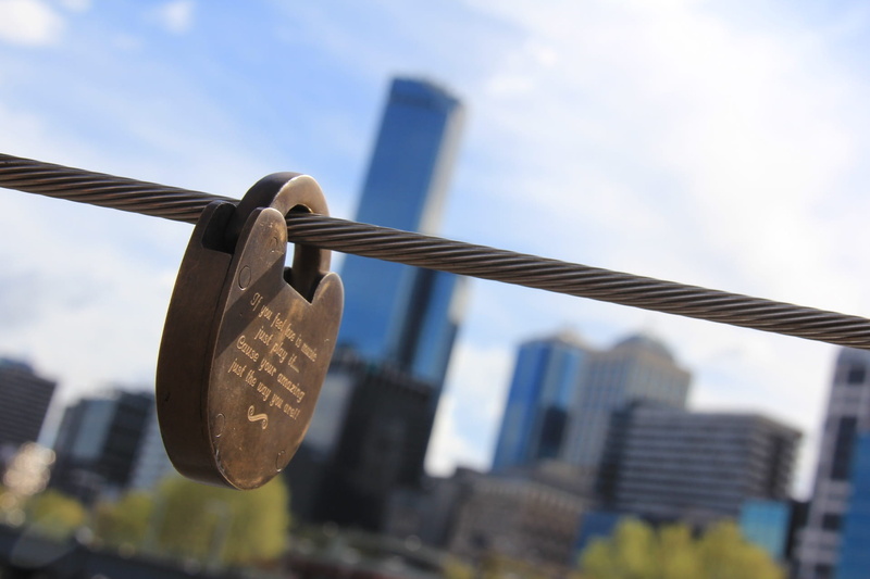 photo, architecture, Love, day, 1080P, City, Heart, cloud - sky, no people, building exterior, symbol, oath, hanging, sky, outdoors, metal, couple, nature