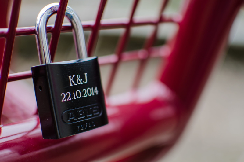 store, technology, connection, security, emotion, retail, Padlock, Castle, close-up, hanging, sign, western script, bag, consumerism, red, safety, focus on foreground