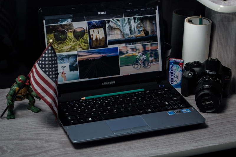 camera - photographic equipment, camera equipment, pencil, indoors, connection, canon, device screen, computer, computer equipment, 4K, samsung, turtle
