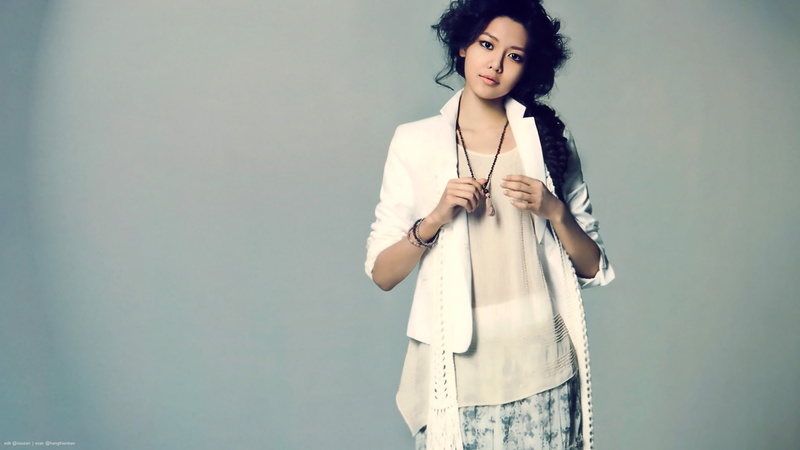 1080P, casual clothing, black hair, s, lifestyles, cardigan, front view, soo, copy space, indoors, hairstyle, women, leisure activity, looking, white