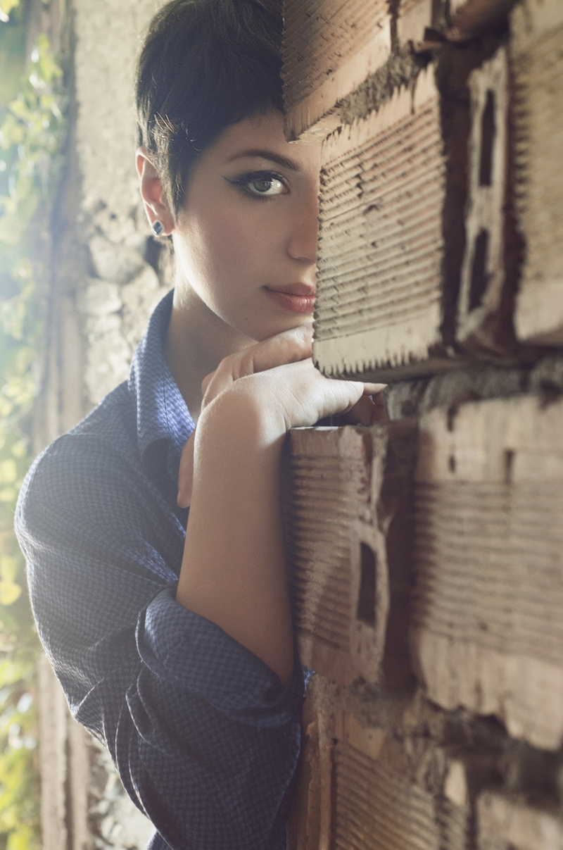 face, portrait display, brunette, checkered, eyeliner, shirt, bricks, model, short hair, looking at viewer, women, 1080P