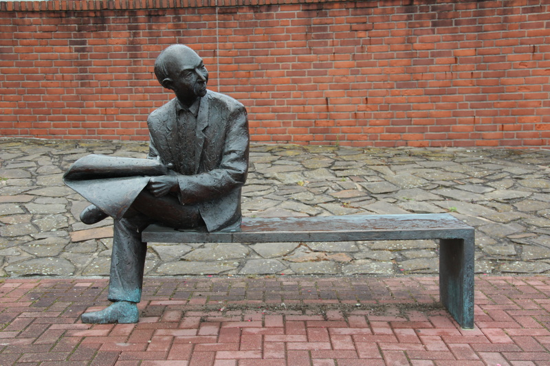 read, break, real people, sitting, footpath, sit, casual clothing, holding, man, paper, news, bench, newspaper, males, day, information, relaxation, street