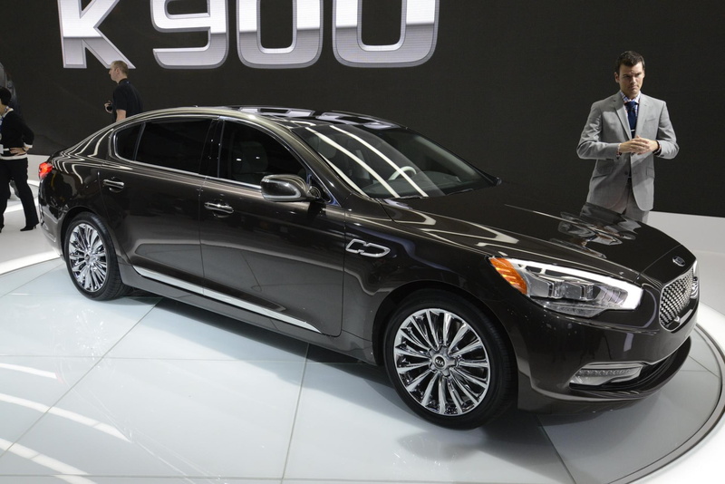car, human representation, kia, land vehicle, adult, one person, k, wealth, travel, full length, architecture, standing, 1080P, men, mode of transportation