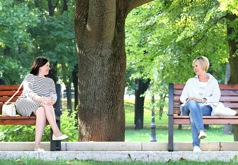 two, tree trunk, adult, family, trees, park, girls, trunk, conversation, blonde, tranquility, stroll, lifestyles, togetherness, 2K, seat, park - Man Made Space