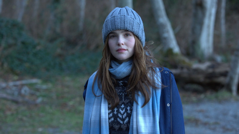pathway, woman, daytime, blue, Zoey Deutch, best movies, knit, wearing, gray, walking, top, Before I Fall, cap, scarf, 5K