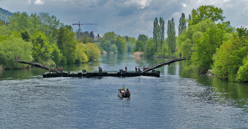soldiers, day, houses, mirroring, mode of transportation, technology, baukran, river, tree, landscape, architecture, reflection, waterfront, oetwil, hydraulic