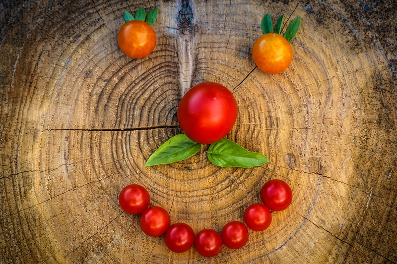 table, smile, freshness, nature, vegetarian food, bonhomme, directly above, organic, sourire, still life, food, ripe, high angle view, wellbeing, 5K, tomate