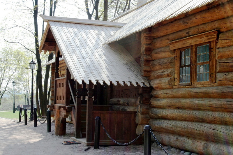 wood cabin, tzars dwelling, spring, nature, wall, tree, window, cabin, plant, residential district, no people, hut, roof, outdoors, green grass, house