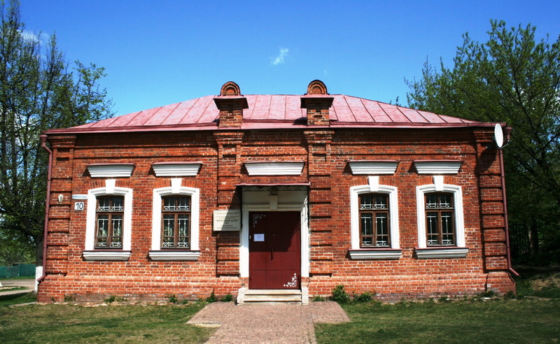 architecture, building exterior, outdoors, sky, door, no people, old, Rectangular, 1080P, windows, red, house, white, Red, slanted, residential district