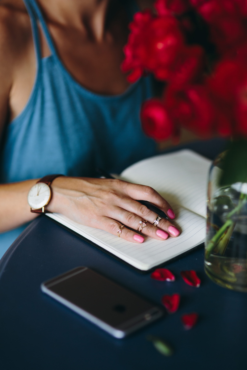 mobile phone, portable information device, adult, nail, table, lovely, 5K, hand, one Person, lifestyles, human hand, flowers, people, female, one woman only