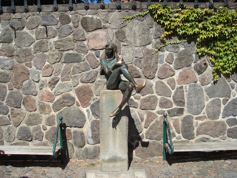 statue, wall, 2K, ancient civilization, outdoors, figure, the past, day, solid, eulenspiegel, art and craft, craft, no people, bronze, architecture, sunlight