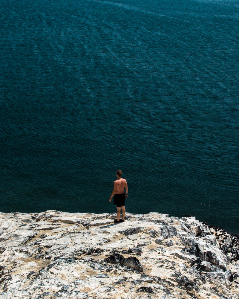 beauty in nature, lifestyles, happy, rock - object, pacific, nature, standing, edge, 2K, real people, leisure activity, beach, adventure, human, shirtless