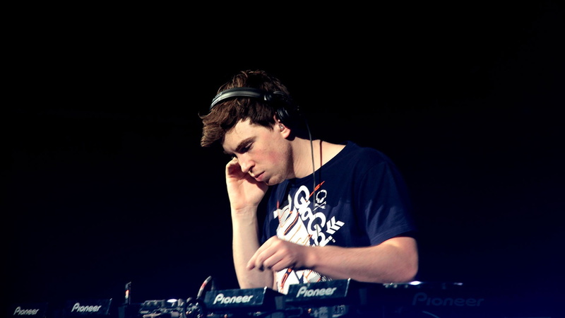 performing arts event, indoors, young men, music, casual clothing, Hardwell, one person, musician, nightlife, arts culture and entertainment, skill, club dj