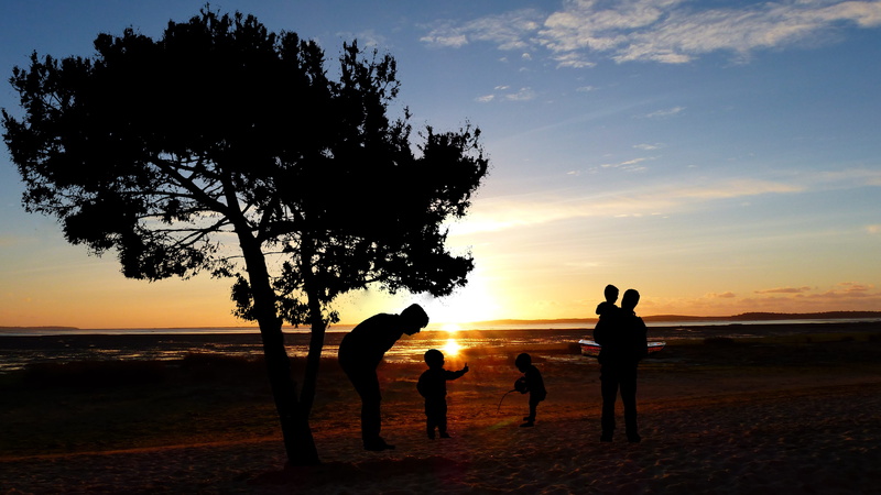 family, happy, leisure activity, scenics - nature, beauty in nature, beach, silhouette, parents, sea, group of people, cloud - sky, child, water, nature