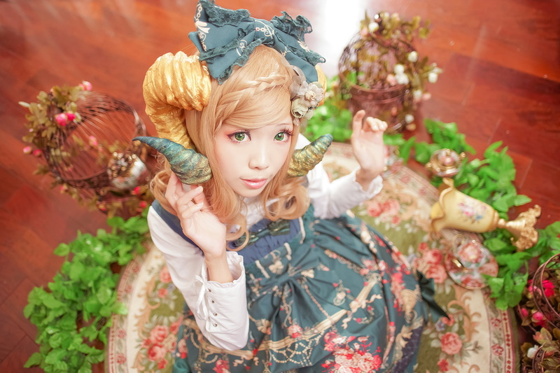 Ely Cosplay (Eeelyeee), cute, blonde, hairstyle, cosplay, front view, celebration, high angle view, clothing, girls, 1080P, hair, child, innocence, horns