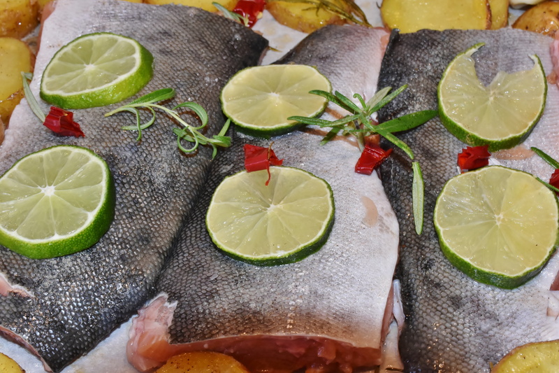 court, protein, kitchen, frisch, garnish, salt, mint leaf - culinary, herb, high angle view, spices, salmon, refreshment, cooking ingredients, drink, oil