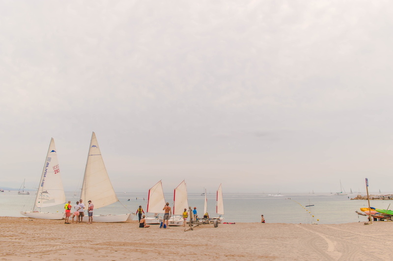 lifestyles, barcelona, wind, outdoors, sailboat, nature, platja, land, horizon over water, spanish, overcast, gray, crowd, pastel, activity, holiday, 5K