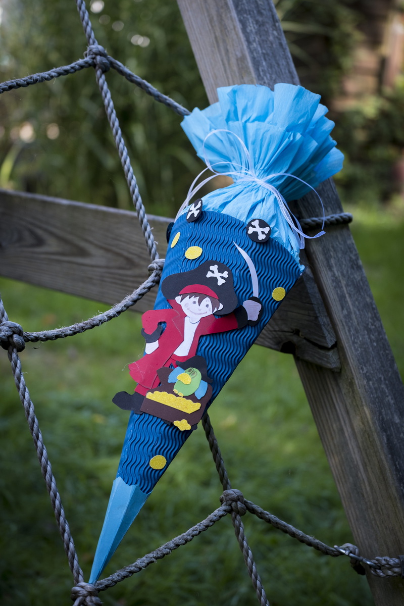 boundary, first-graders, playground, back to school, day, schulbeginn, metal, hanging, 5K, focus on foreground, school, tied up, school start, wood - material