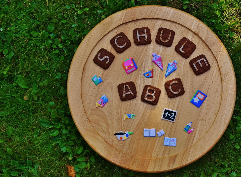 schulbeginn, teaching, cookies, brown, 4K, circle, shape, letters, green color, schultte, day, nature, no people, creativity, outdoors, learn, wood - material