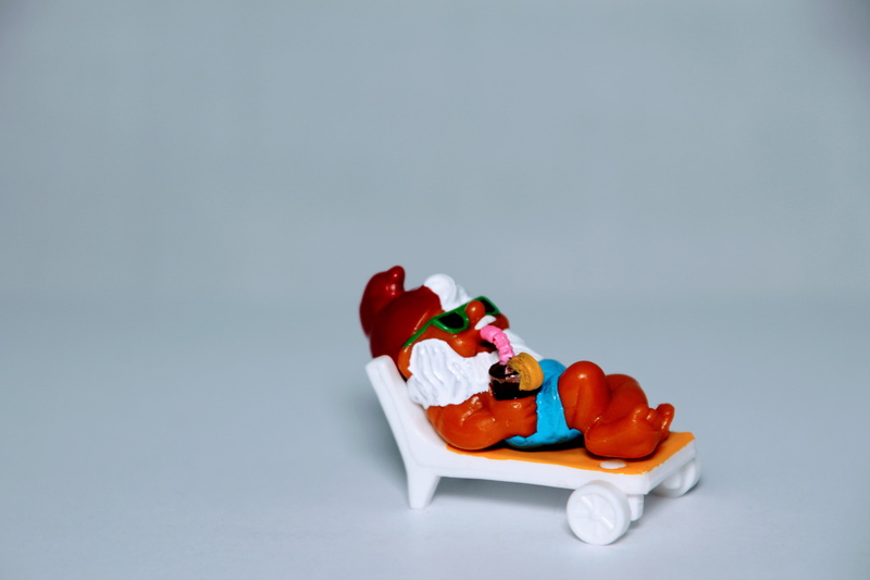 relax, blue background, garden bed, überraschungseifiguren, single object, sweet food, large group of objects, dwarfs, garden gnomes, children, food, kids surprise
