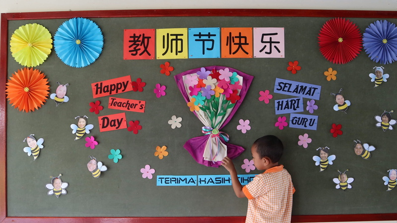 text, childhood, large group of objects, classroom, multi colored, school, high angle view, preschooler, creativity, kindergarten, flowering plant, happiness