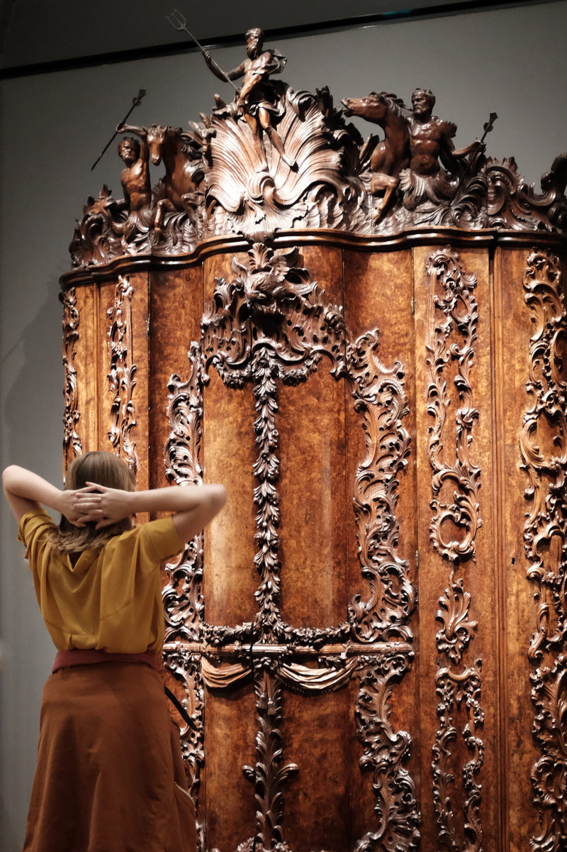 wall - building feature, rijksmuseum, 2K, classic, space, real people, standing, art and craft, autumn, architecture, netherlands, belief, human arm, women