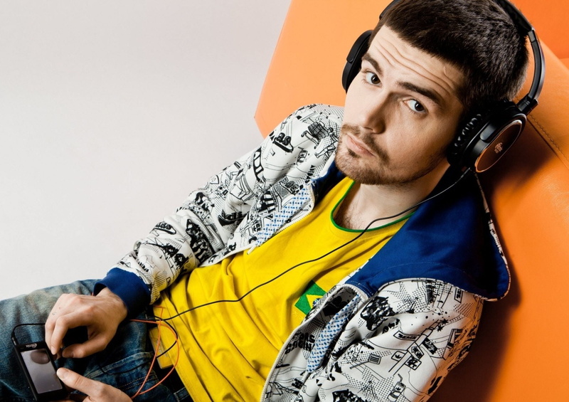lifestyles, white, Music, casual clothing, blue, hoodie, portrait, young adult, listening, s, young men, one person, indoors, print, looking, technology
