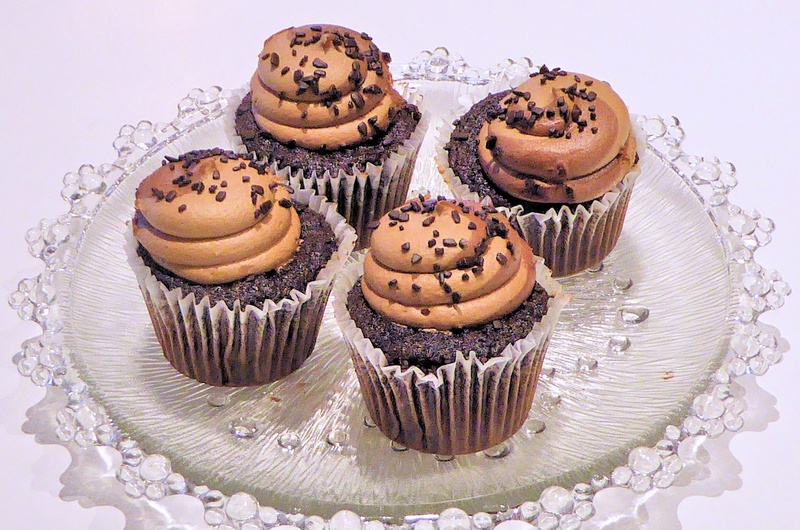 gourmet, snack, icing, indoors, 2K, high angle view, baked, chocolate, cake, indulgence, muffin, celebration, temptation, table, dessert, tray, four, sweet Food