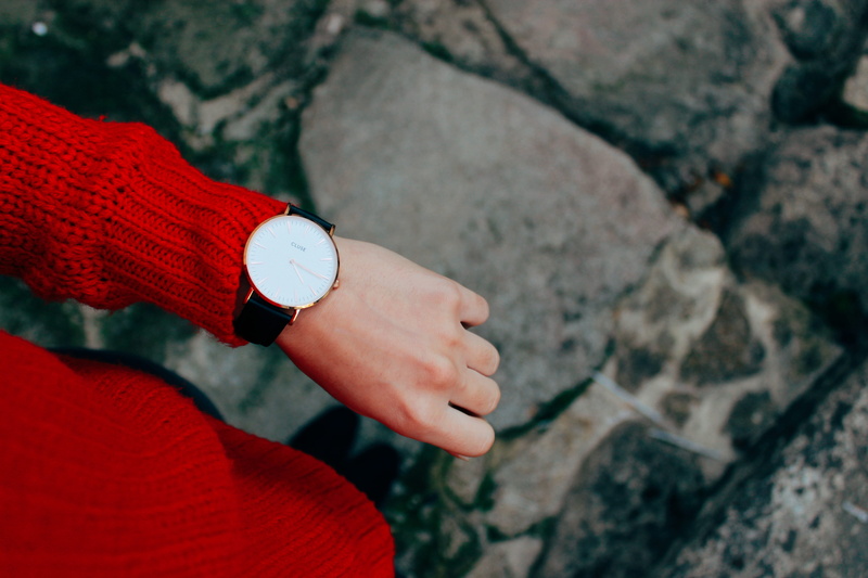 watch, finger, knit, solid, person, human body part, close-up, human limb, jumper, rock - object, adult, holding, 5K, personal accessory, hand, human hand