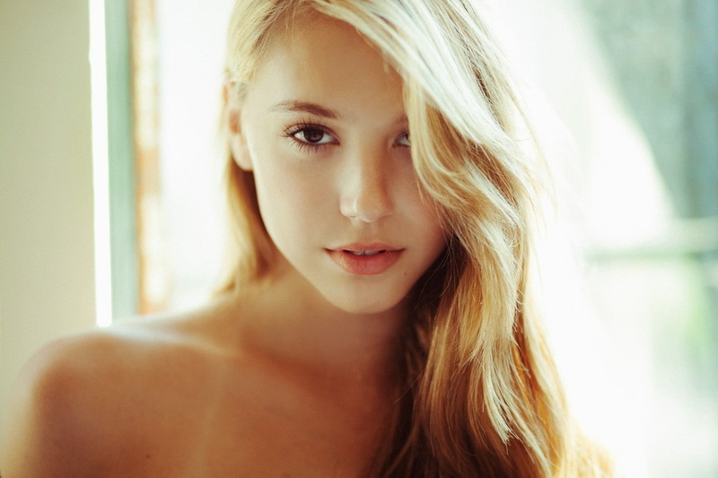 young adult, human body part, human face, headshot, hairstyle, women blonde model alexis ren, one person, adult, long hair, women, hair, blond hair, young women