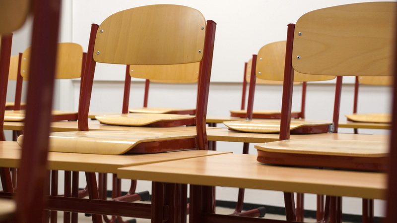 5K, furnitures, empty, chair, indoors, school, business, selective focus, wooden, rest, college, interior, seat, chairs, book, school building, modern