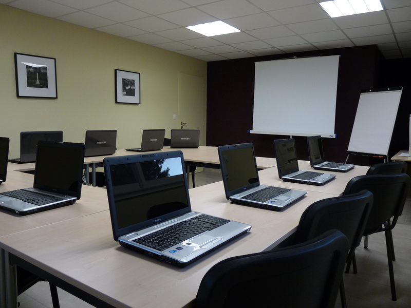 computer, education, meeting, empty, indoors, gray, seat, chair, laptop, absence, communication, business, wireless technology, laptops, technology, 2K