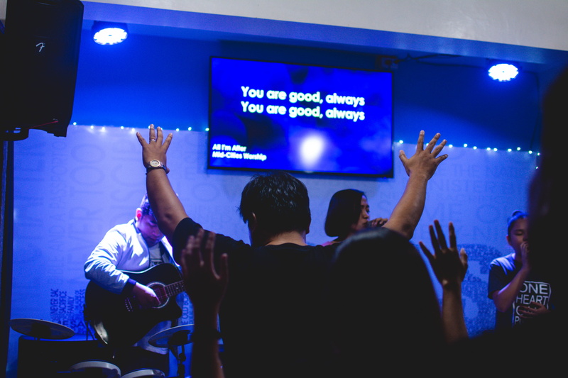 live event, lcd screen, event, lighting, display, screen, audience, entertainment event, rear view, chair, men, adult, excitement, nightlife, conference room