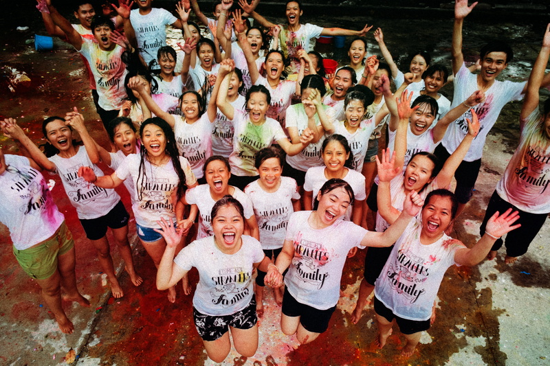 women, looking at camera, crowd, lifestyles, teenager, jump, large group of people, positive emotion, students, school, young men, happy, men, excitement