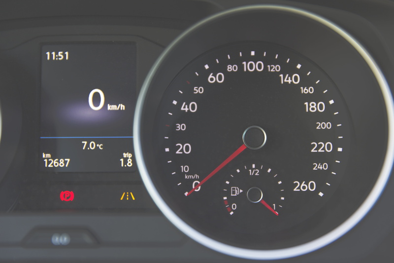 speed, speedometer, limousine, vehicle interior, fuel gauge, close up, control panel, mirroring, gauge, media, automotive, 5K, tank, close-up, pkw, signal
