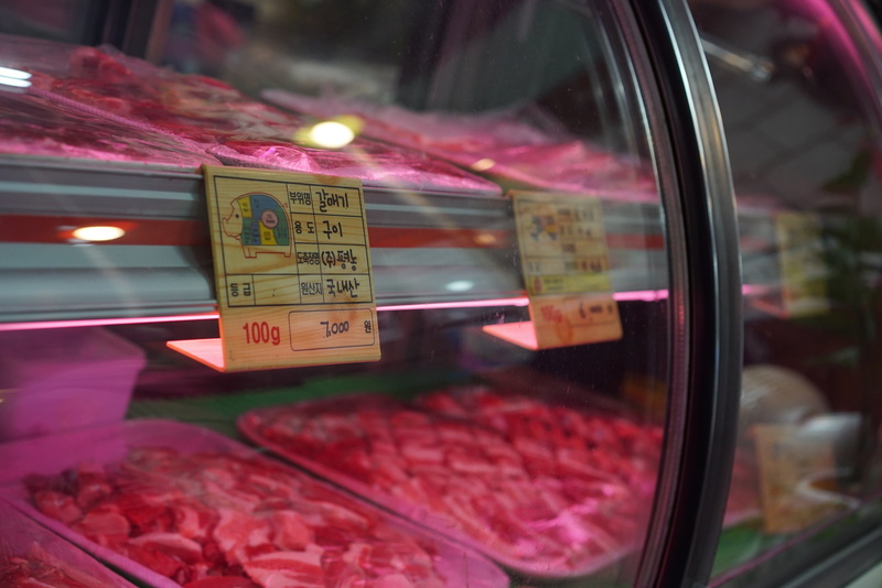 illuminated, meat, non-western script, 4K, butcher, label, glass - material, food, no people, western script, pork, script, business, message, food and drink