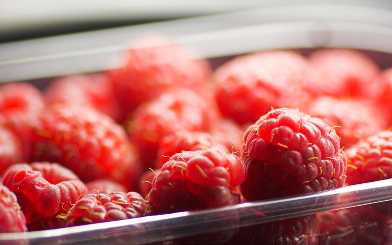 food, organic, strawberry, sweet Food, 720P, food And Drink, fruit, freshness, dieting, raspberry, red, vegetarian Food, retail, antioxidant, summer, dessert