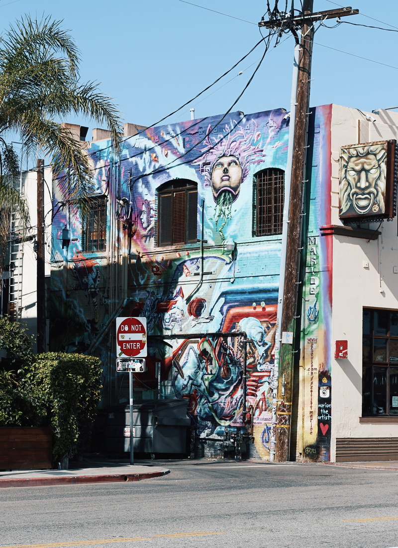 venice, city, outdoors, wall, day, communication, usa, beach, sunlight, californium, transportation, no people, grafitti, road, built structure, concrete