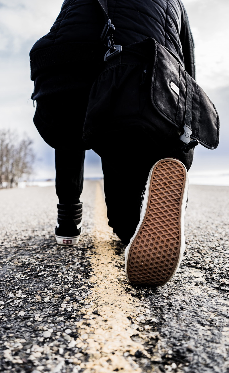 gray, real people, photo, nature, human foot, men, descanso, kneeling, pose, lifestyles, back, body part, outdoors, day, sky, road, standing, angle, leg