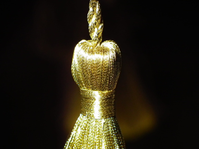 gloss, black background, illuminated, Wheal, curtain, lighting equipment, gold colored, 1080P, decor, Decorative, golden, single object, indoors, christmas ornament