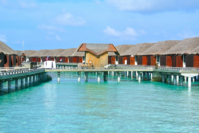 building, luxury, blue, pool, holiday, house, tourist resort, outdoors, residential district, sky, vocation, building exterior, day, built structure, cloud - sky