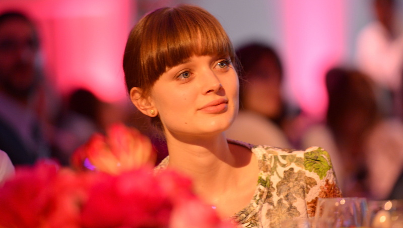 girls, holding, celebrity, people, 2K, men, food and drink, food, indoors, males, Bella Heathcote, teenager, group of people, hairstyle, headshot, small group of people