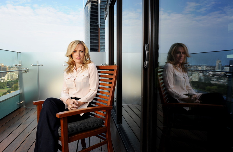 Gillian Anderson, looking at viewer, actress, women, 4K, chair, sitting